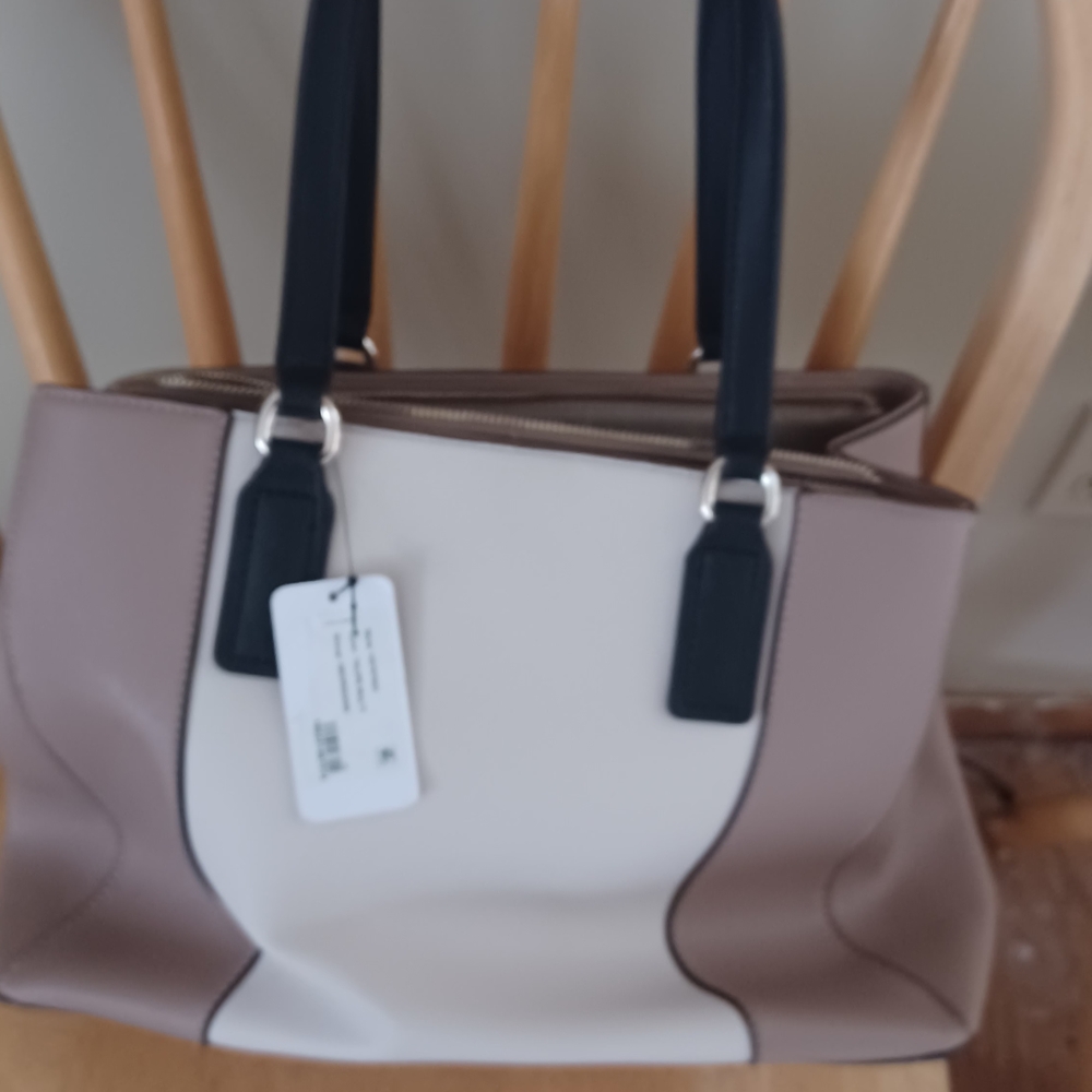 Guess Cream and Tan Shoulder Bag